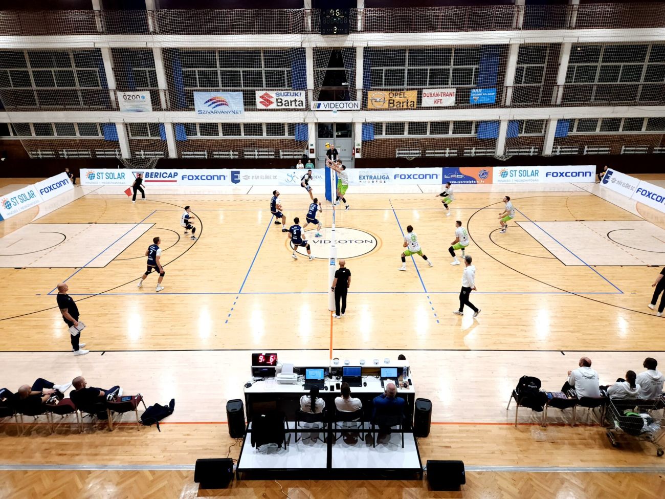 Két röplabda mérkőzés, egy, egy nyert játszma, vereséggel